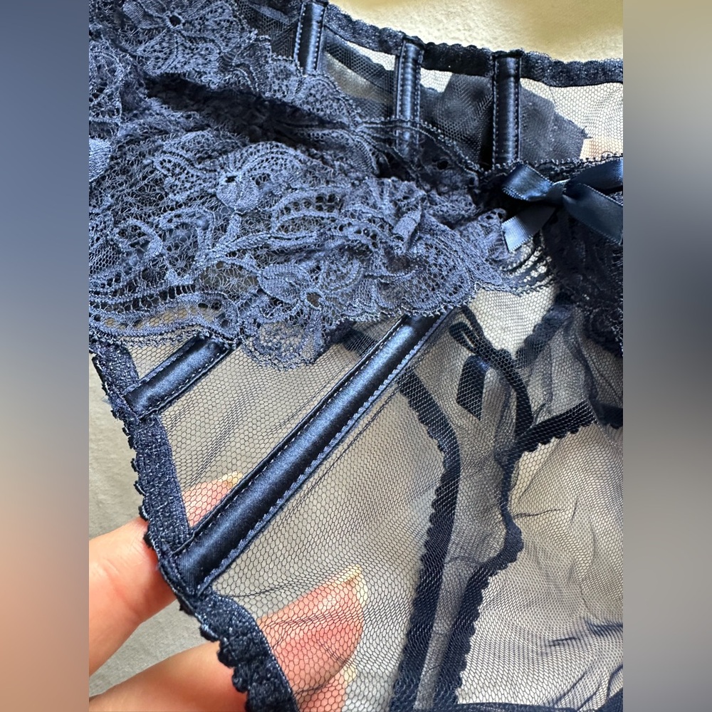 NWT Agent Provocateur Rozlyn Navy Balconette and Garter Thong Set 38E & 6 Rare - Picture 9 of 17